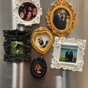 Puede incluir: Seis marcos de fotos ornamentados con diferentes colores de marcos y fotos de personas. Los marcos son negros, blancos y dorados. Las fotos son de parejas y grupos de personas.