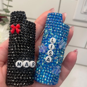 Op maat gemaakte aanstekers en etuis met strassteentjes