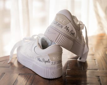 Zapatillas de novia personalizadas / Zapatillas Nike con plataforma personalizadas con nuevo apellido y fecha de boda.