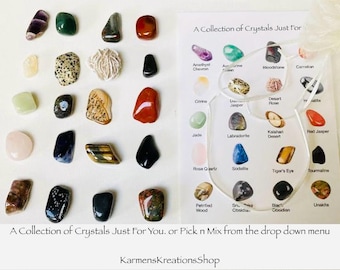 Op de afbeelding: Een verzameling gepolijste kristallen in diverse vormen en kleuren, waaronder amethist, jade en tijgeroog. Een kaart toont kristallen namen. De tekst luidt: "A Collection of Crystals Just For You."