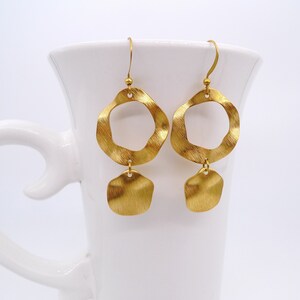 Raw brass drop earrings, Circle drop Earrings, Hammered brass earrings, Geometric dangle earrings