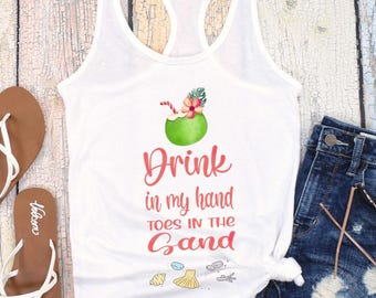Camiseta sin mangas con espalda deportiva para mujer "Bebe en mi mano, dedos de los pies en la arena", camiseta sin mangas tropical para mujer, camiseta sin mangas playera para vacaciones, camiseta sin mangas playera para mujer, regalo para amantes de la playa