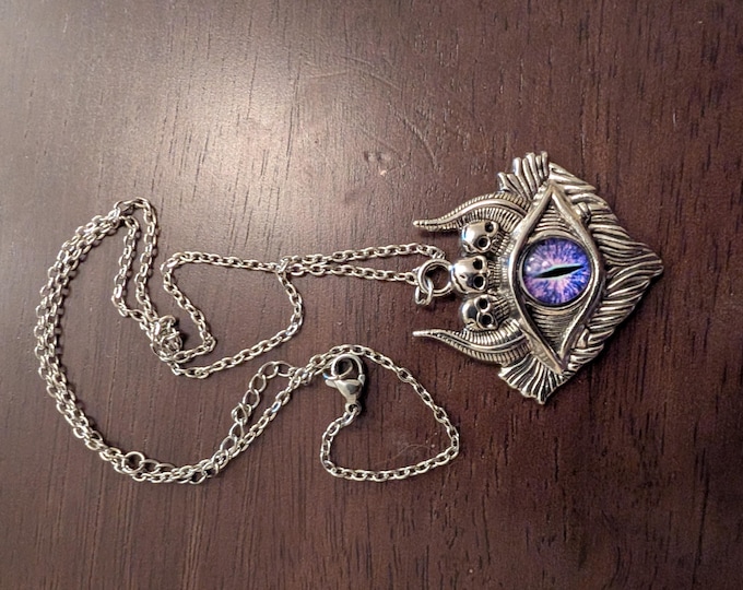 Peeking eye necklace