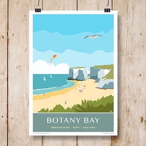 Op de afbeelding: Een kleurrijke illustratie van Botany Bay in Broadstairs, Kent, Engeland. De illustratie toont een strand met wit zand, blauw water en witte kliffen. Er zijn mensen op het strand, een vlieger die in de lucht vliegt en een meeuw die erboven vliegt.