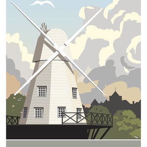 K&ouml;nnte beinhalten: Eine wei&szlig;e Windm&uuml;hle mit einem Holzrahmen und einem schwarzen Dach steht vor dem Hintergrund eines blauen Himmels mit wei&szlig;en Wolken. Die Windm&uuml;hle befindet sich in Rye, East Sussex.
