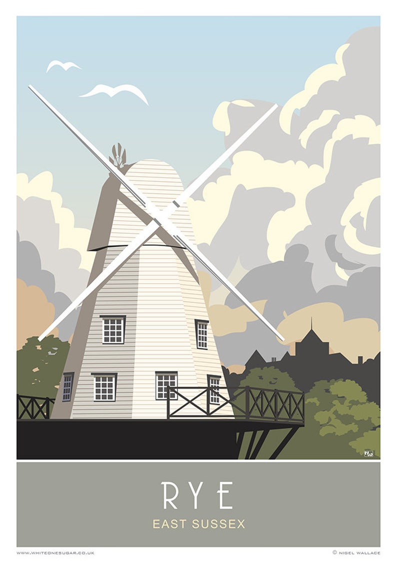 K&ouml;nnte beinhalten: Eine wei&szlig;e Windm&uuml;hle mit einem Holzrahmen und einem schwarzen Dach steht vor dem Hintergrund eines blauen Himmels mit wei&szlig;en Wolken. Die Windm&uuml;hle befindet sich in Rye, East Sussex.