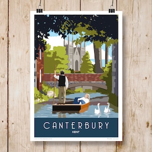 Könnte beinhalten: Ein Vintage-Reiseposter mit einer farbenfrohen Illustration einer Flussszene in Canterbury, Kent. Das Poster zeigt ein Paar in einem Ruderboot mit Schwänen, die im Wasser schwimmen. Der Text "Canterbury, Kent" ist am unteren Rand des Posters zu sehen.
