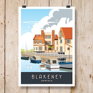 Blakeney Quay, Posterdruck, North Norfolk. Portraitkunstdruck von Blakeney, sommerlich. Reise Poster Art. 2 Ausführungen. Weitere Größen erhältlich
