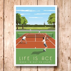 Tennis, grusbanaposter, herrdubbel, välj mellan dam-, herr- eller blandmatcher. Anpassa texten. Konstgjord bana. Tennisgåva