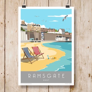 Puede incluir: Una ilustración colorida de la ciudad costera de Ramsgate, Kent, Inglaterra. La ilustración presenta una playa con dos sillas de playa a rayas, un mar azul y una ciudad en el fondo. El texto "Ramsgate, Kent" está impreso en la parte inferior de la ilustración.