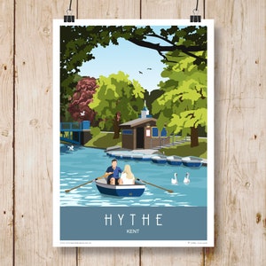 Op de afbeelding: Een kleurrijke illustratie van een stel dat in een boot roeit op een meer in Hythe, Kent. Het meer wordt omringd door bomen en een klein gebouw met een blauw dak. De tekst "Hythe, Kent" staat onder de afbeelding.