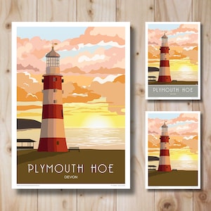 Puede incluir: Un faro rojo y blanco a rayas con un techo negro contra un cielo de puesta de sol. El faro está en una colina de hierba marrón con una pequeña estructura de madera y un banco. El texto "PLYMOUTH HOE" y "DEVON" está debajo del faro.