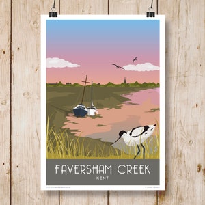 Könnte beinhalten: Eine farbenfrohe Illustration eines Sonnenuntergangs über einem Bach mit zwei angedockten Booten und einem Vogel, der im Gras steht. Der Text "Faversham Creek, Kent" befindet sich am unteren Rand des Bildes.