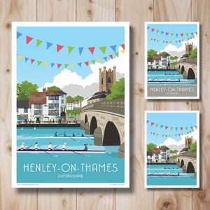 Puede incluir: Una ilustración colorida de Henley-on-Thames, Oxfordshire, Inglaterra. La imagen presenta un puente sobre un río con botes de remos, una iglesia y edificios a lo largo de la orilla del río. Hay banderas coloridas colgadas en la parte superior de la imagen.