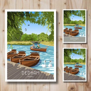 Puede incluir: Una ilustración colorida de una escena de río con una pareja remando en un bote. El río está rodeado de árboles verdes exuberantes y hay dos cisnes blancos nadando en el agua. El texto "DEDHAM ESSEX" está en la parte inferior de la imagen.