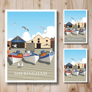Puede incluir: Una ilustración colorida de una ciudad costera con barcos, edificios y gaviotas. El texto "SHERINGHAM NORTH NORFOLK COAST" está en la parte inferior de la imagen.