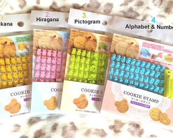 Sello para galletas: cortador de galletas con letras, imágenes, símbolos, texto en japonés y burbujas de diálogo