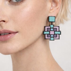 Può includere: Una tazza di ceramica bianca con manico nero e la scritta "But First, Coffee" in grassetto nero. La tazza è posta su uno sfondo sfocato, che suggerisce un'atmosfera accogliente.