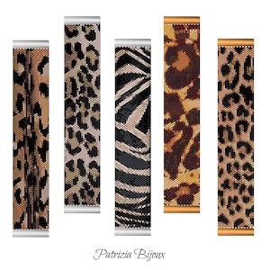 Può includere: Cinque braccialetti di perline diverse con disegni a stampa animalier. I braccialetti sono in tonalità di marrone, nero e bianco. I disegni includono la stampa leopardata, la stampa zebra e un motivo floreale.
