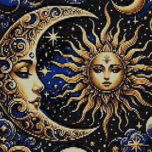 Puede incluir: Ilustración detallada de temática celestial, que representa el sol y la luna. El sol tiene una cara con rayos dorados, y la luna tiene una cara serena. El fondo es azul oscuro con estrellas, creando un patrón cósmico.