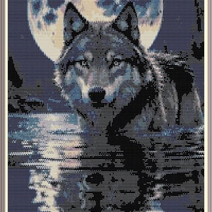 Könnte beinhalten: Ein schwarzer Wolf mit blauen Augen steht vor einem großen, hellen Mond. Der Wolf schaut direkt auf den Betrachter. Der Hintergrund ist dunkelblau mit einer Reflexion des Mondes im Wasser.