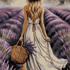 Può includere: Illustrazione digitale di una persona con un vestito bianco e un cappello di paglia che cammina in un campo di lavanda. La persona porta un cesto di lavanda. L'opera è pixelata, con colori tenui e un'atmosfera serena.
