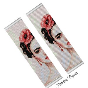 Può includere: Due braccialetti di perline con un ritratto di Frida Kahlo, con un fiore rosso nei capelli e orecchini rossi. I braccialetti sono su uno sfondo bianco con il testo "Patrizia Bijoux" nell'angolo in basso a destra.