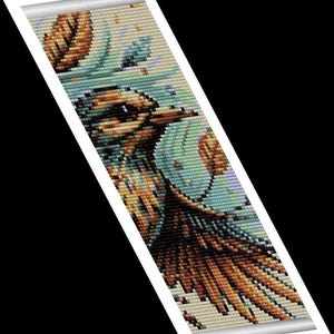Puede incluir: Una pulsera de cuentas con un diseño detallado de un pájaro. El pájaro está representado en tonos marrones, turquesa y beige, con intrincados abalorios que crean las plumas y los detalles. El fondo es turquesa suave y beige, con un borde blanco.