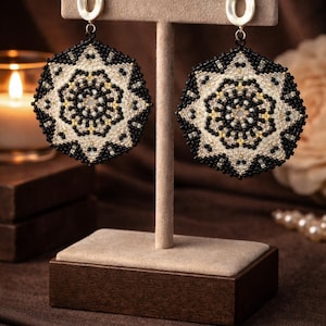 円形ペヨーテイヤリングパターン「シルバースター」 - ロカイユビーズとデリカミユキビーズを使用した円形ペヨーテ技法。PDFチュートリアル。