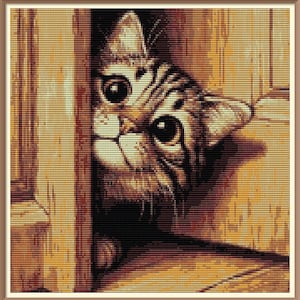 Può includere: Un gatto tabby marrone con occhi verdi spunta da dietro una porta di legno. La pelliccia del gatto è a strisce e i suoi baffi sono visibili. Lo sfondo è in legno marrone chiaro.