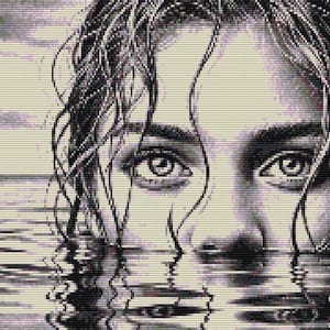 Può includere: Un'opera d'arte pixelata in bianco e nero che raffigura il primo piano di un volto che emerge dall'acqua. Il soggetto ha ciocche di capelli bagnati che incorniciano gli occhi e la fronte, con la parte inferiore del viso parzialmente immersa.