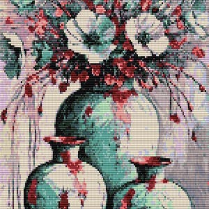 Può includere: Un dipinto di natura morta con un bouquet di fiori bianchi con accenti turchesi e rossi in un vaso turchese. Due vasi turchesi più piccoli sono davanti al vaso più grande. Lo sfondo è di un colore tenue e smorzato.