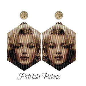 Könnte beinhalten: Ein Paar sechseckige Ohrringe mit Perlen, die Marilyn Monroe darstellen. Die Ohrringe haben einen goldfarbenen Stecker und ein Porträt in Braun-, Schwarz- und Beigetönen. Der Text "Patrizia Bijoux" steht unten im Bild.