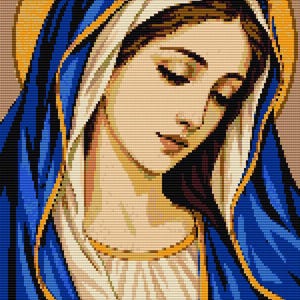Può includere: Un motivo a punto croce pixelato che raffigura il ritratto della Vergine Maria con lo sguardo rivolto verso il basso. Indossa un velo bianco e un copricapo blu intenso con bordi dorati, davanti a un'aureola dorata su sfondo beige.