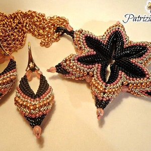 Puede incluir: Un conjunto de joyas con un colgante en forma de estrella y pendientes a juego. El colgante y los pendientes están hechos de cuentas negras, rosas y doradas. El colgante está unido a una cadena dorada.