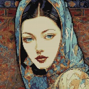 Può includere: Una donna con lunghi capelli scuri indossa un foulard blu e oro con un motivo. I suoi occhi sono azzurri e guarda in basso. Lo sfondo è un arazzo con un motivo simile a quello del foulard.