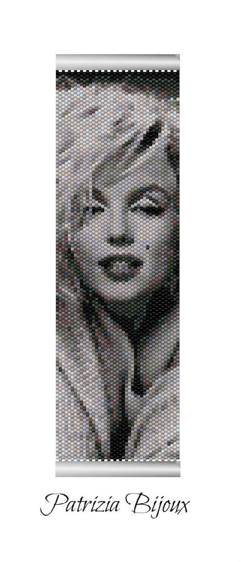 Puede incluir: Un retrato en blanco y negro de una mujer con el pelo corto hecho con cuentas. Las cuentas est&aacute;n dispuestas en un patr&oacute;n pixelado, creando un efecto de mosaico. La imagen est&aacute; enmarcada con una barra plateada en la parte superior y el texto "Patrizia Bijoux" en la parte inferior.