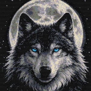 Può includere: Immagine dettagliata del volto di un lupo con penetranti occhi blu, sullo sfondo di una luna piena e un cielo stellato. La pelliccia del lupo è resa in sfumature di grigio e nero, creando un aspetto strutturato.