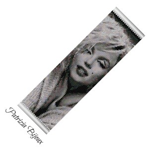 Puede incluir: Pulsera de cuentas en blanco y negro con un retrato de una mujer con cabello rubio. La pulsera est&aacute; hecha con cuentas peque&ntilde;as y tiene un acabado plateado.