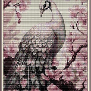 Puede incluir: Un pavo real blanco con la cabeza y el cuello azules se encuentra en un entorno floral rosa y blanco. Las plumas de la cola del pavo real están extendidas detrás de él, creando una forma de abanico.