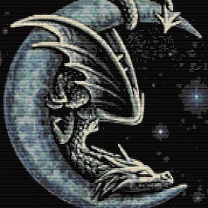 Può includere: Illustrazione dettagliata di un drago intrecciato con una luna crescente su uno sfondo nero stellato. Il drago è raffigurato in tonalità di grigio e bianco, con squame e ali intricate. La luna ha una superficie strutturata.