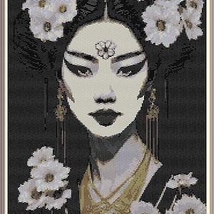 Può includere: Un ritratto in bianco e nero di una donna con un'acconciatura tradizionale giapponese e fiori nei capelli. Indossa un kimono nero e oro e ha un'espressione serena sul viso.