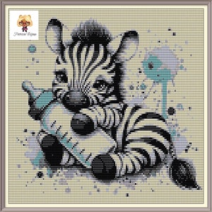 Può includere: Una zebra in bianco e nero su uno sfondo acquerellato blu e verde. La zebra è seduta sui suoi quarti posteriori con la testa appoggiata sulle zampe anteriori. La zebra ha un'espressione triste sul viso.