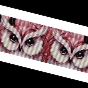 Può includere: Un braccialetto di perline con un motivo ripetuto di facce di gufo. I gufi hanno grandi occhi espressivi e sono resi in tonalità di rosa, bianco e nero. Il braccialetto ha terminali color argento.