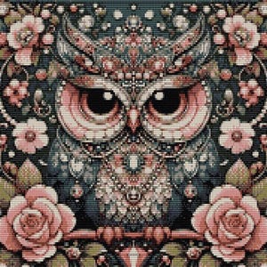 Può includere: Dettagliata arte a mosaico con un gufo con grandi occhi espressivi, circondato da rose rosa e motivi floreali. Le piume del gufo e i fiori sono resi in tonalità di rosa, verde acqua e crema su uno sfondo scuro. L'opera d'arte ha un aspetto pixelato.