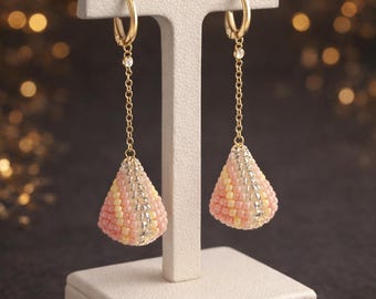 PDF-tutorial voor 3D-oorbellen "Small Pendants" met ronde peyote-kralen - Rocailles en Delica Miyuki in roze, ivoor en zilver.