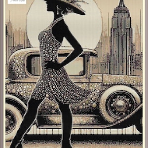 Puede incluir: Un patrón de punto de cruz representa a una mujer con un vestido y sombrero de flapper, silueteada contra un paisaje urbano con el Empire State Building. La obra de arte está en tonos de marrón, negro y blanco, con un coche vintage en el fondo. El logotipo del artista está en la esquina superior izquierda.