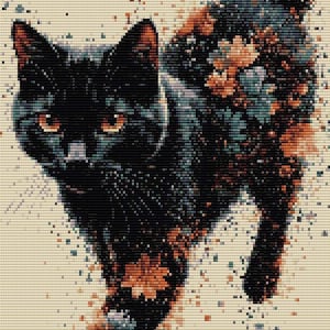 Può includere: Stampa d'arte digitale di un gatto nero con occhi arancioni e accenti floreali. Il gatto è raffigurato in una posa mentre cammina, con uno stile pixelato e uno sfondo color crema. L'opera d'arte ha un'estetica moderna e artistica.