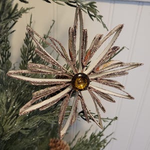 Decorazione natalizia con rotolo di carta igienica riciclata, farfalla e ambra, stella, regalo