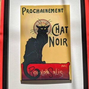 Może przedstawiać: Winietkowy plakat reklamujący kabaret "Chat Noir" z czarną sylwetką kota i tekstem "Prochainement Chat Noir Avec  Roulphe Salis".